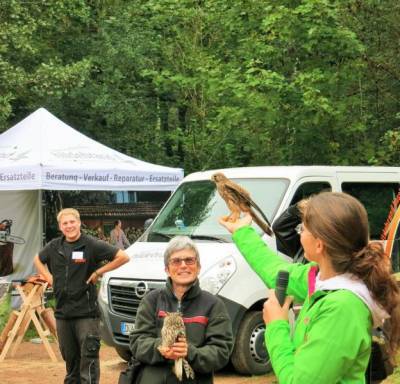 NABU: Der Turmfalke berlegt einige Sekunden bis auch er in die Freiheit fliegt