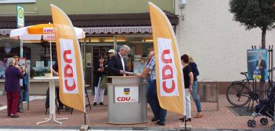 Infostand Bhl 
Brgermeister Peter Christ verteilt die Bratwurst-Brtchen