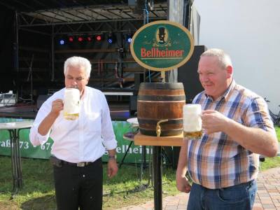 Peter Christ und Johannes Zehfuss testen das Freibier:  Es schmeckt, es kann verteilt werden!