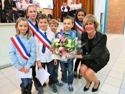 Der Kindergemeinderat von Wahagnies berreicht Gabriele Christ einen wunderschnen Blumenstrau 