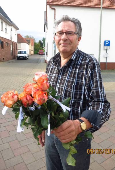 Der Rosenkavalier Karl-Heinz Thomas verteilt die Rosen