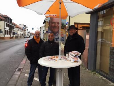 Helmut Pfaff und rechts MdL Johannes Zehfu