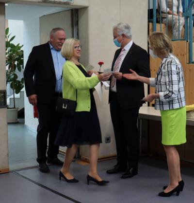 Brgermeister Peter Christ und seine Frau Gaby begren das Ehepaar Zehfu