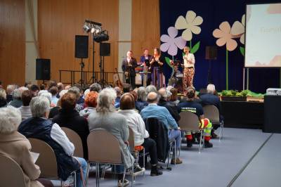 Die Band Glanzblick mit den Bandmitgliedern Sascha Leicht (Piano), Sybille Laux (Gesang), Ully Mathias (Gesang), Diana Breiling (Gesang) und Tommy Engelhardt (Saxophon) spielte sehr gekonnt viele Stcke und begleitete musikalisch durch den Nachmittag